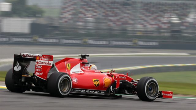 2015年巴西大奖赛周五练习期间，维特尔驾驶法拉利赛车驶过英特拉格斯赛道。