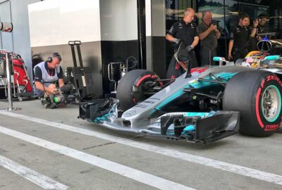 刘易斯·汉密尔顿驾驶梅赛德斯赛车参加2017年意大利大奖赛