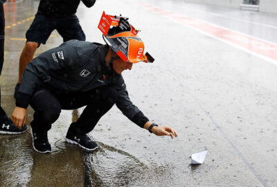 斯托费尔·范多恩在2017年日本大奖赛大雨二练中驶过积水