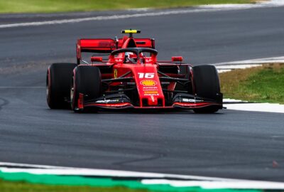 2019年英国大奖赛三练中，夏尔·勒克莱尔驾驶法拉利SF90驶过银石赛道