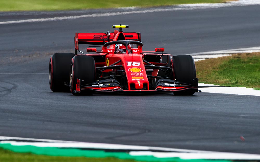 2019年英国大奖赛三练中，夏尔·勒克莱尔驾驶法拉利SF90驶过银石赛道