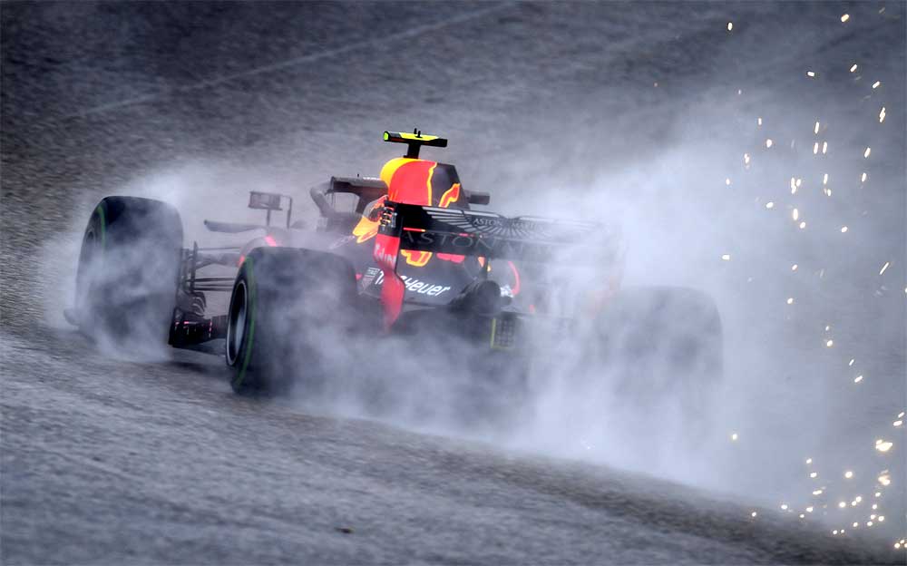 红牛赛车在2018年美国大奖赛二练的暴雨中行驶