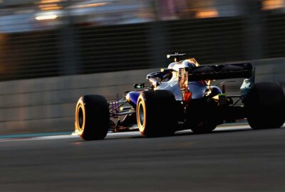 红牛二队STR13赛车参加2018年阿布扎比大奖赛夜间二练