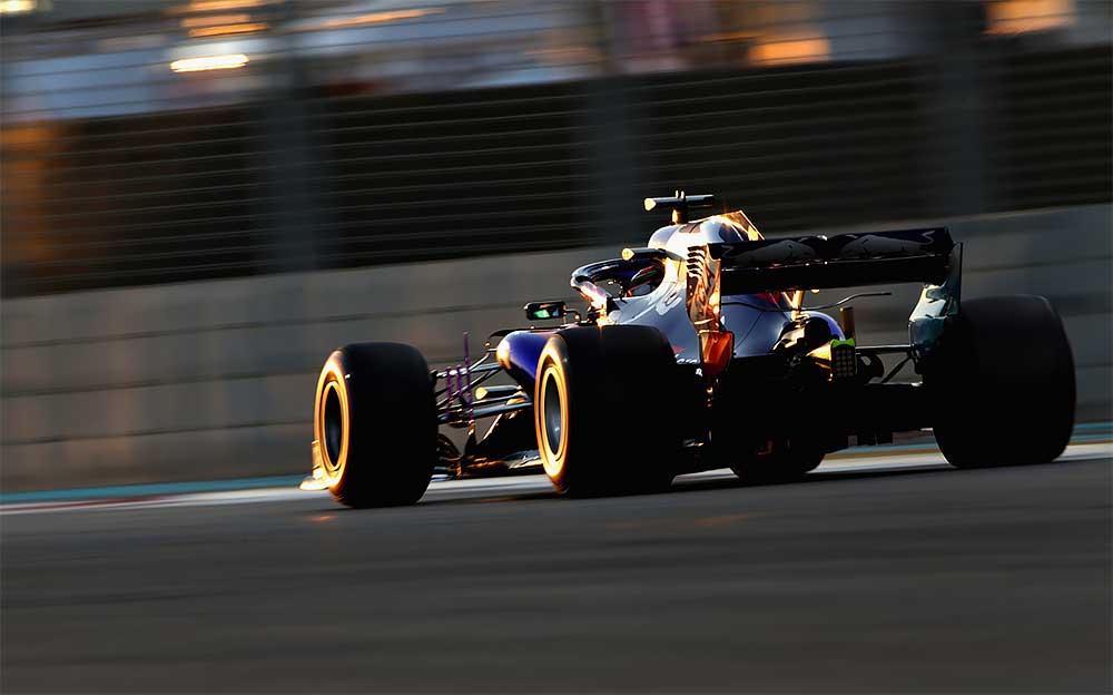 红牛二队STR13赛车参加2018年阿布扎比大奖赛夜间二练