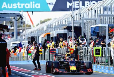 2019年F1澳大利亚大奖赛一练，红牛本田RB15驶过阿尔伯特公园维修区