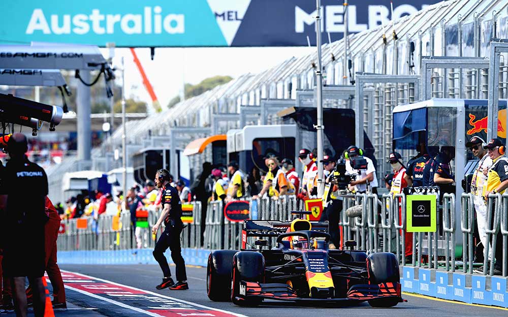 2019年F1澳大利亚大奖赛一练，红牛本田RB15驶过阿尔伯特公园维修区
