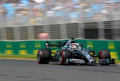 2019年F1澳大利亚大奖赛二练，刘易斯·汉密尔顿驾驶梅赛德斯W10驶过赛道