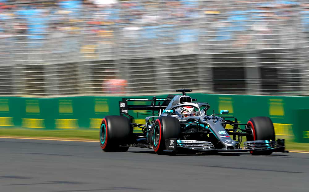 2019年F1澳大利亚大奖赛二练，刘易斯·汉密尔顿驾驶梅赛德斯W10驶过赛道
