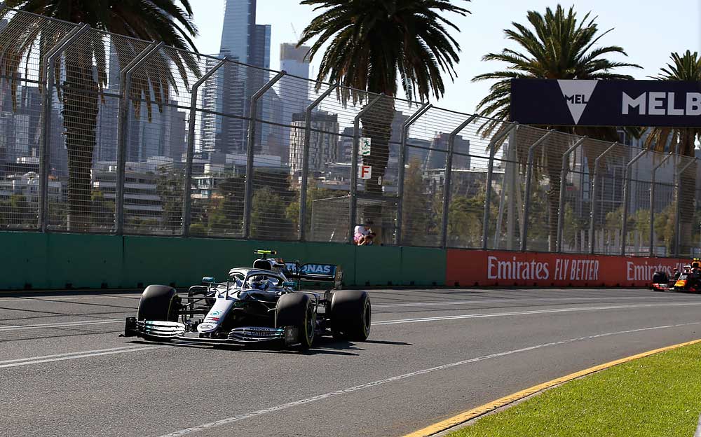 2019年F1澳大利亚大奖赛三练，梅赛德斯W10驶过阿尔伯特公园赛道