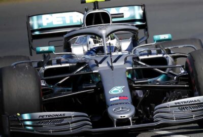 2019年F1澳大利亚大奖赛排位赛，梅赛德斯W10赛车驶过阿尔伯特公园赛道