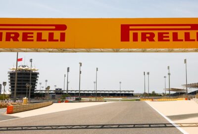 2019年F1巴林大奖赛期间的萨基尔赛道，赛道旁设有倍耐力广告牌