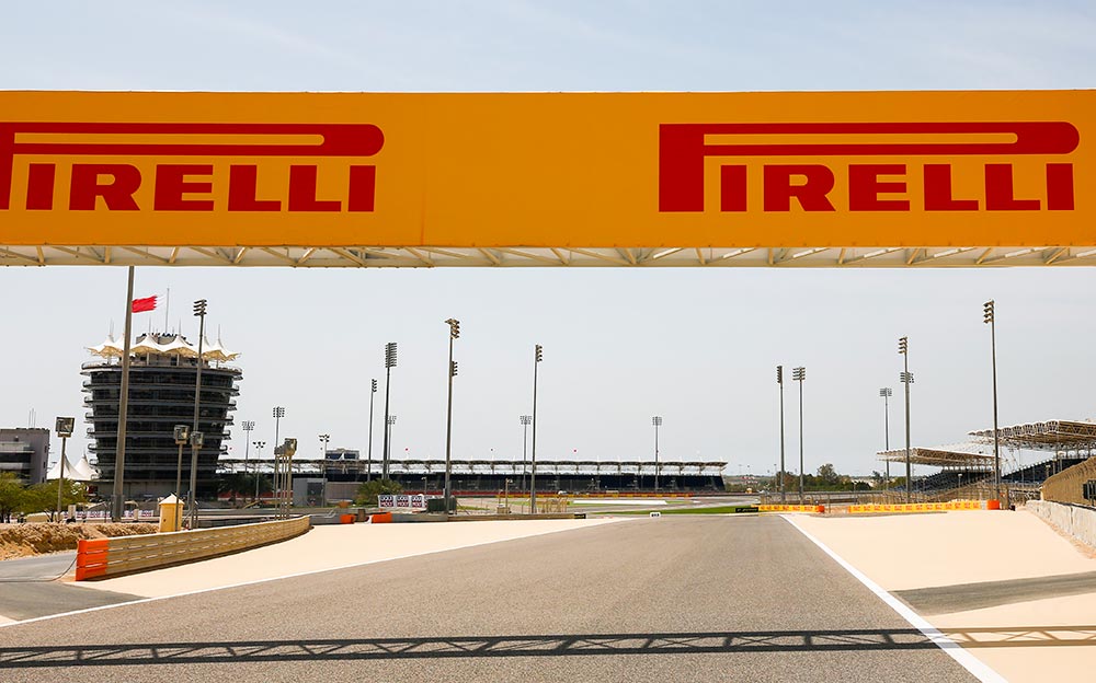 2019年F1巴林大奖赛期间的萨基尔赛道，赛道旁设有倍耐力广告牌