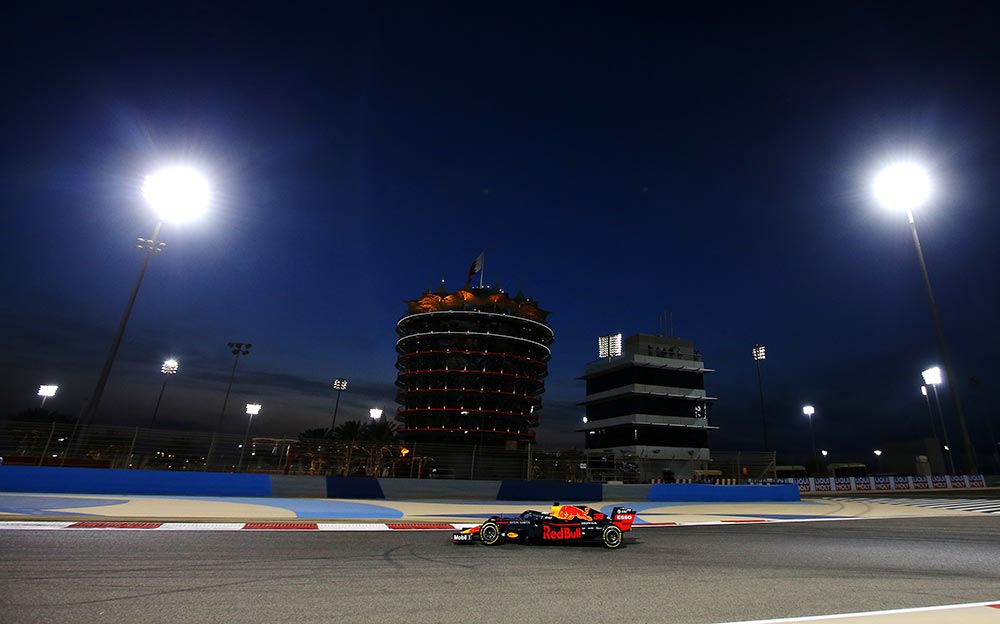 2019年F1巴林大奖赛夜间练习中，红牛RB15驶过灯光下的萨基尔赛道