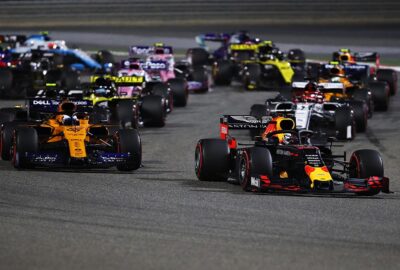 2019年F1巴林大奖赛正赛发车阶段，多辆赛车驶过萨基尔赛道