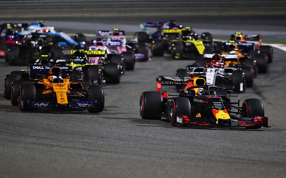 2019年F1巴林大奖赛正赛发车阶段，多辆赛车驶过萨基尔赛道