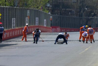 2019年阿塞拜疆大奖赛一练事故后，工作人员在巴库赛道回收受损的赛车部件