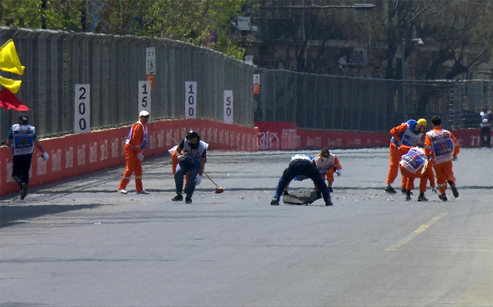 2019年阿塞拜疆大奖赛一练事故后，工作人员在巴库赛道回收受损的赛车部件
