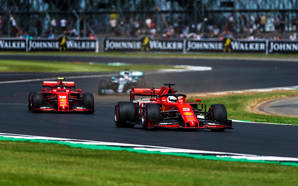 2019年英国大奖赛周五练习中，两辆法拉利SF90赛车在赛道上行驶