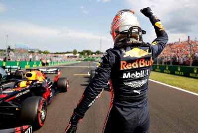 马克斯·维斯塔潘在匈牙利大奖赛排位赛拿下生涯首个F1杆位后庆祝