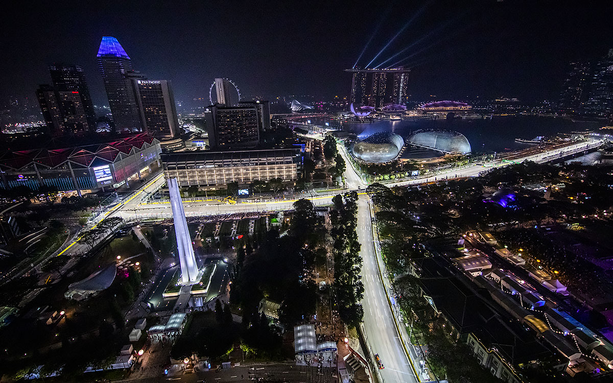 灯光下的滨海湾市街赛道，2019年9月20日新加坡大奖赛二练期间