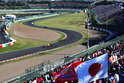 晴天中的2019年F1日本大奖赛正赛，赛车驶过铃鹿赛道S弯