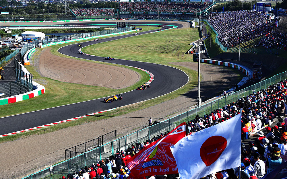 晴天中的2019年F1日本大奖赛正赛，赛车驶过铃鹿赛道S弯