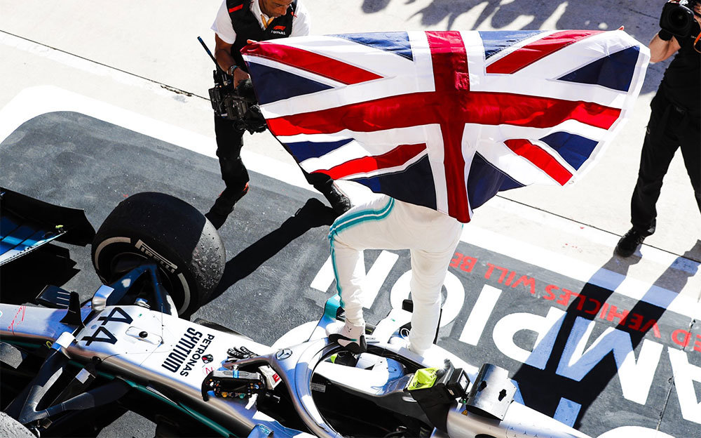 刘易斯·汉密尔顿举起英国国旗庆祝获得第六个F1车手世界冠军