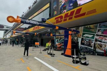 F1中国站维修区大屏幕播放维斯塔潘画面
