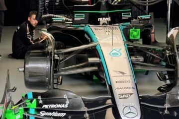 梅赛德斯F1赛车维修站内维护作业