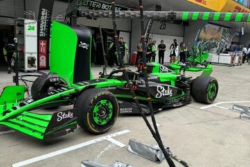 周冠宇在索伯赛车座舱内准备2024 F1中国大奖赛