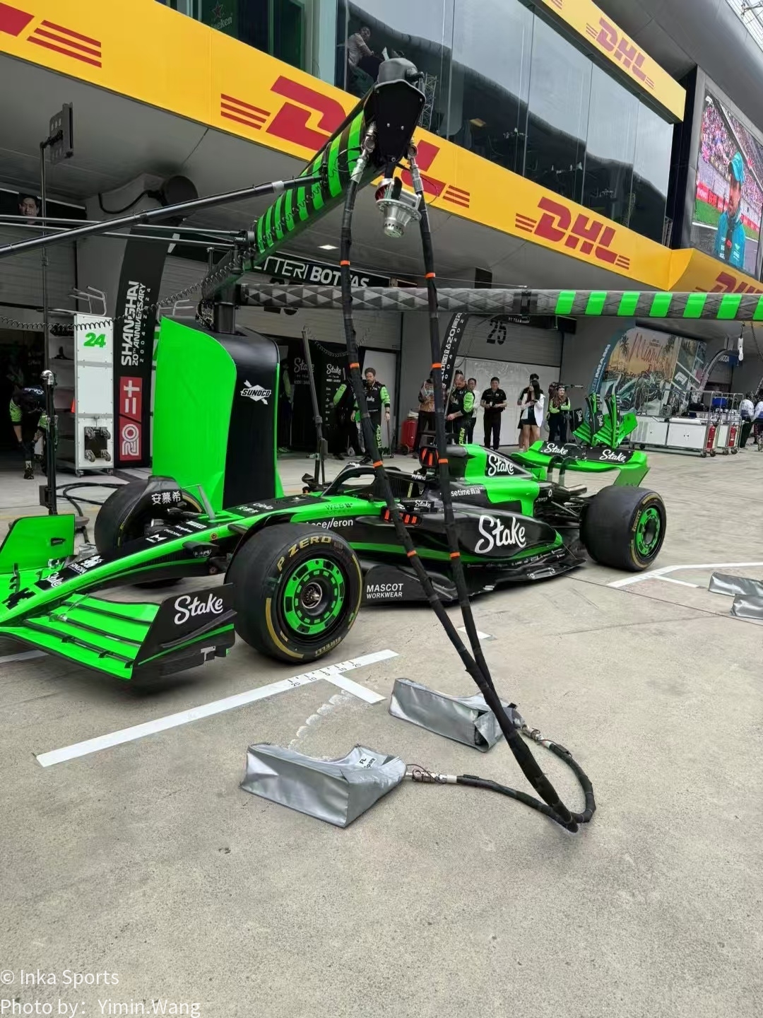 周冠宇在索伯赛车座舱内准备2024 F1中国大奖赛