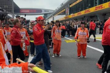 法拉利车队人员在F1中国站维修区挥手致意