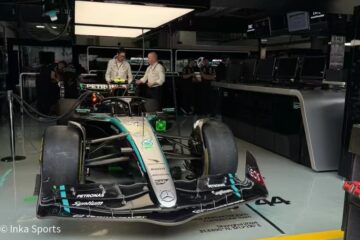 拉塞尔63号梅赛德斯F1赛车在维修站车库