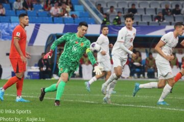 中国门将14号高压下出球