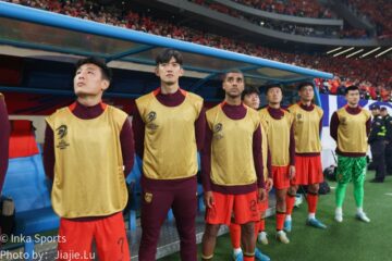 中国队替补球员奏国歌肃立