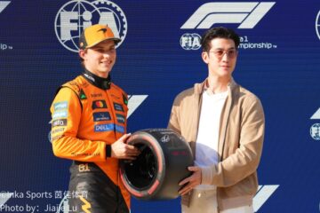 红牛F1赛车在维修区车库内