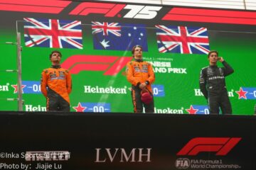 F1赛车驶过赛道草地缓冲区