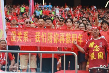 中国队球员红色球衣特写