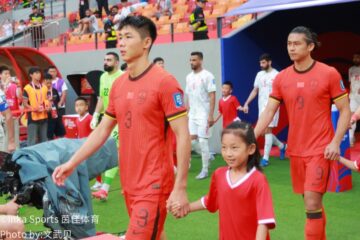 中国队中场组织进攻