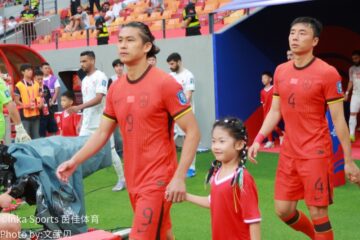 中国队向前推进进攻