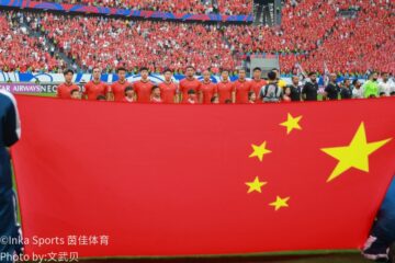 中国队球员红色球衣特写近景