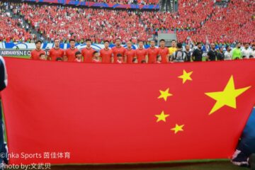 中国队球员红色球衣特写