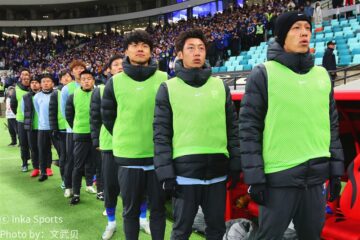 上海德比开场双方拼抢