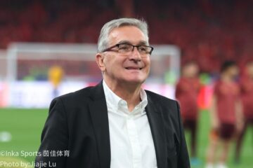 中澳球员场上对峙