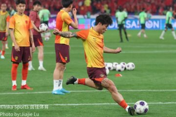 中澳两队中场拼抢