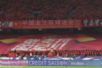 中国队球员带球突破