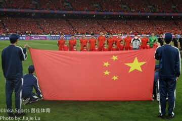 中国队球员红色球衣特写
