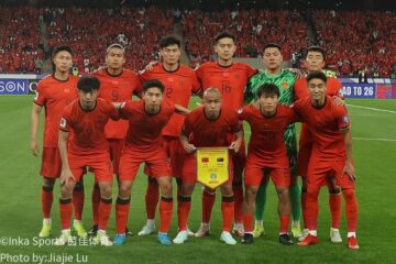中国队球员场上积极拼抢