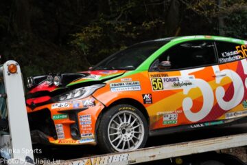 丰田GR Yaris拉力赛车在运输车上