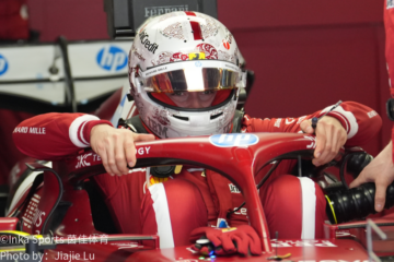 法拉利F1赛车弯道行驶